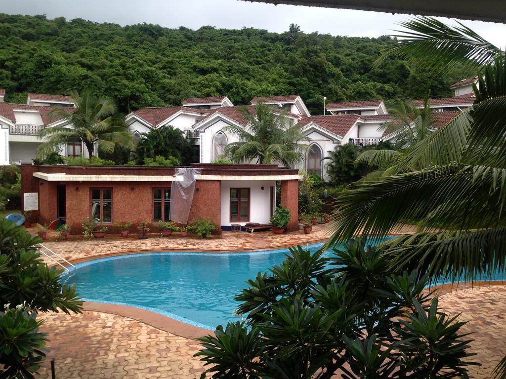 Pool And Garden Facing Apartment In Riviera Foothills Near Baga, Arpora Exterior photo